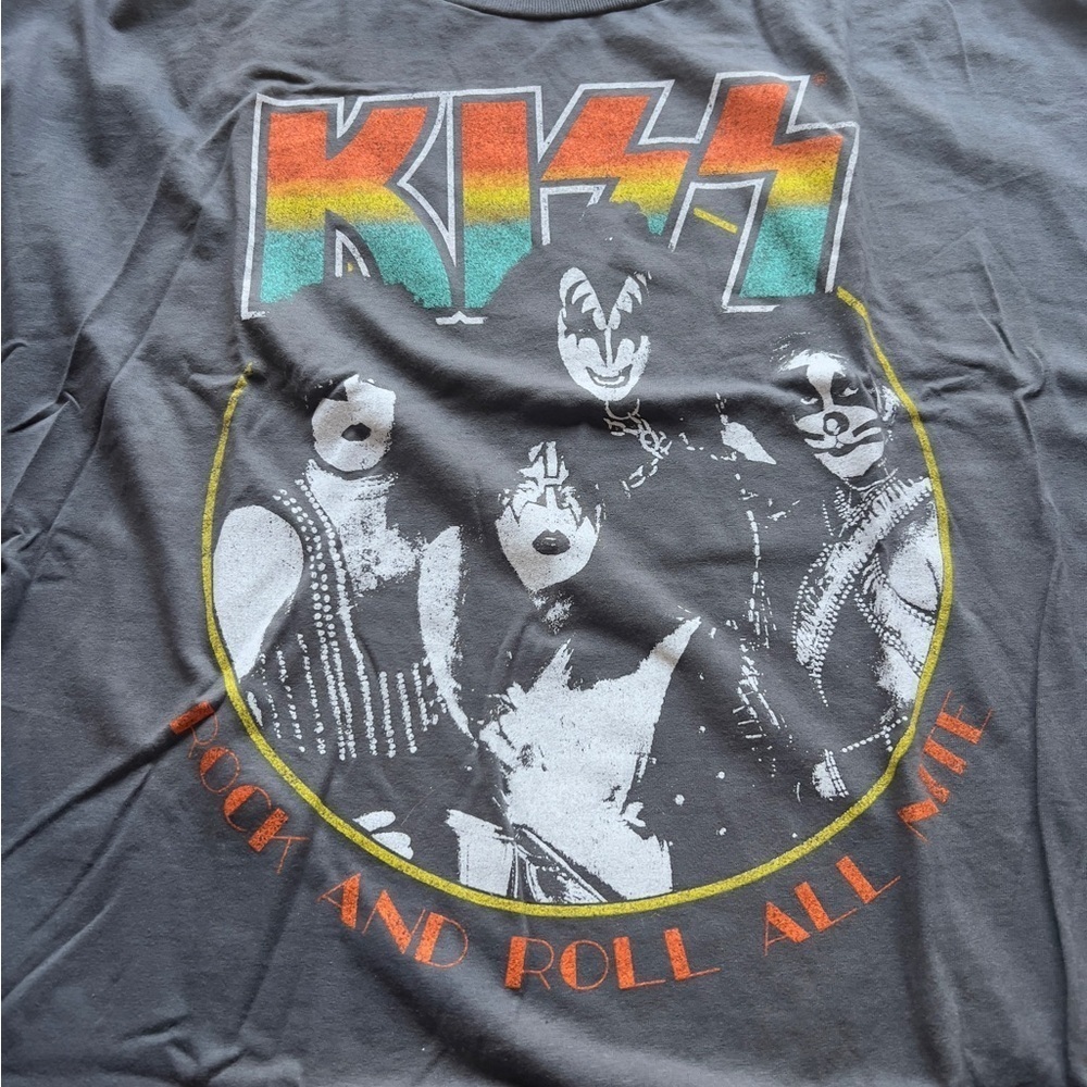 NWOT Kiss Graphic Shirt Adult 3XL Gray Crew Neck Rock Band Tee (E2) - Picture 4 of 5